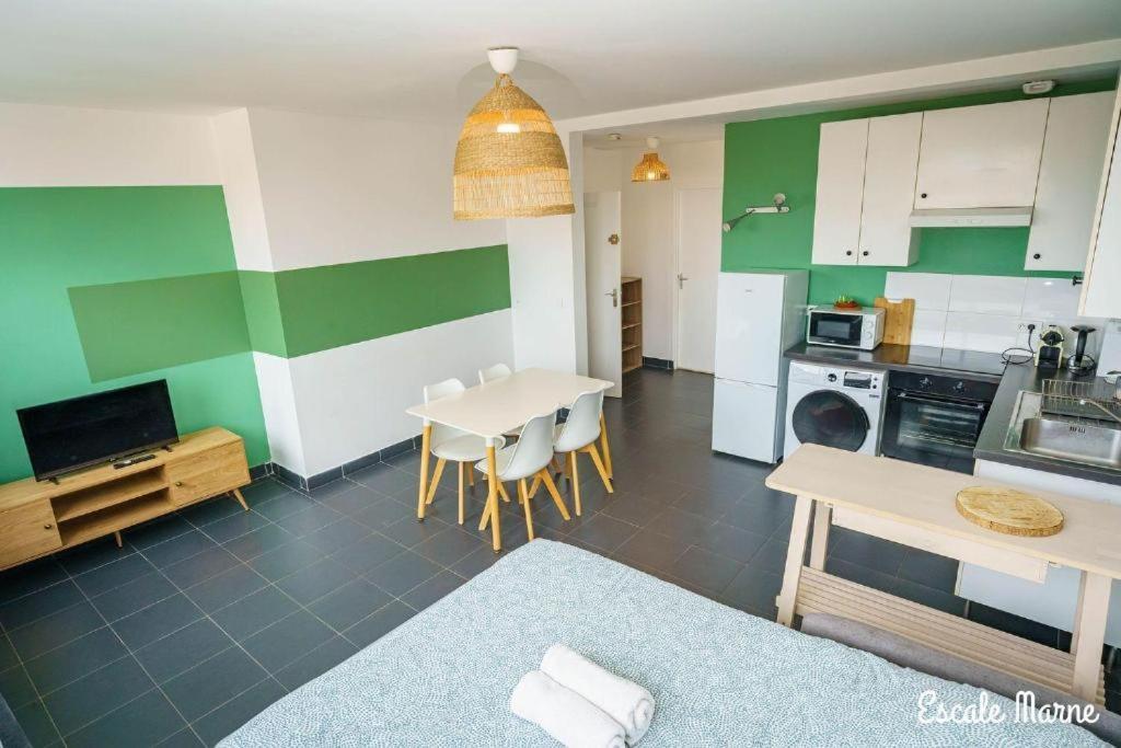 Escale-Marne Fr - 202 - Free Parking - Free Luggage Storage - All Equipped - Linen Included - Washing Machine - 10Mn Walk Metro 8 - Rer A - Panoramic View - From 1 To 14 Guests Maisons-Alfort Room photo